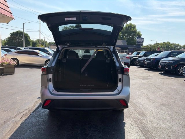 Used 2022 Toyota Highlander LE AWD/4WD image 21