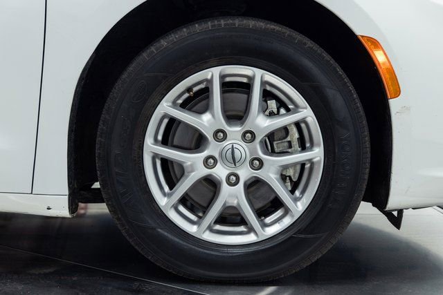 Used 2024 Chrysler Pacifica Touring-L image 26