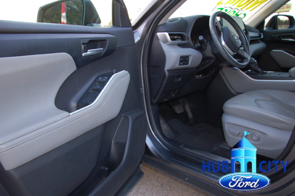 Used 2023 Toyota Highlander XLE FWD image 11