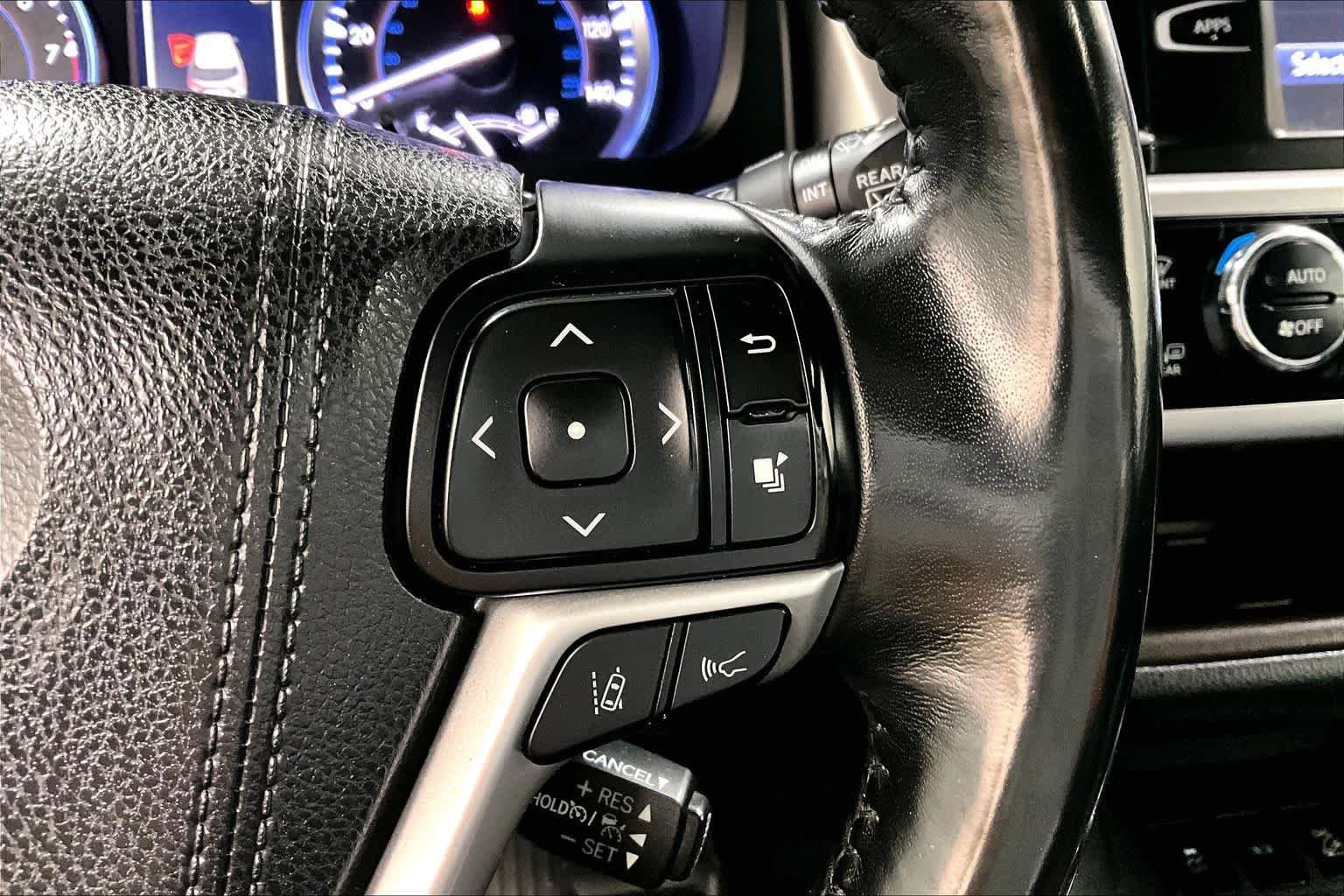 Used 2018 Toyota Highlander XLE AWD/4WD image 23