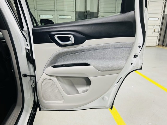 Used 2024 Jeep Compass Latitude image 30