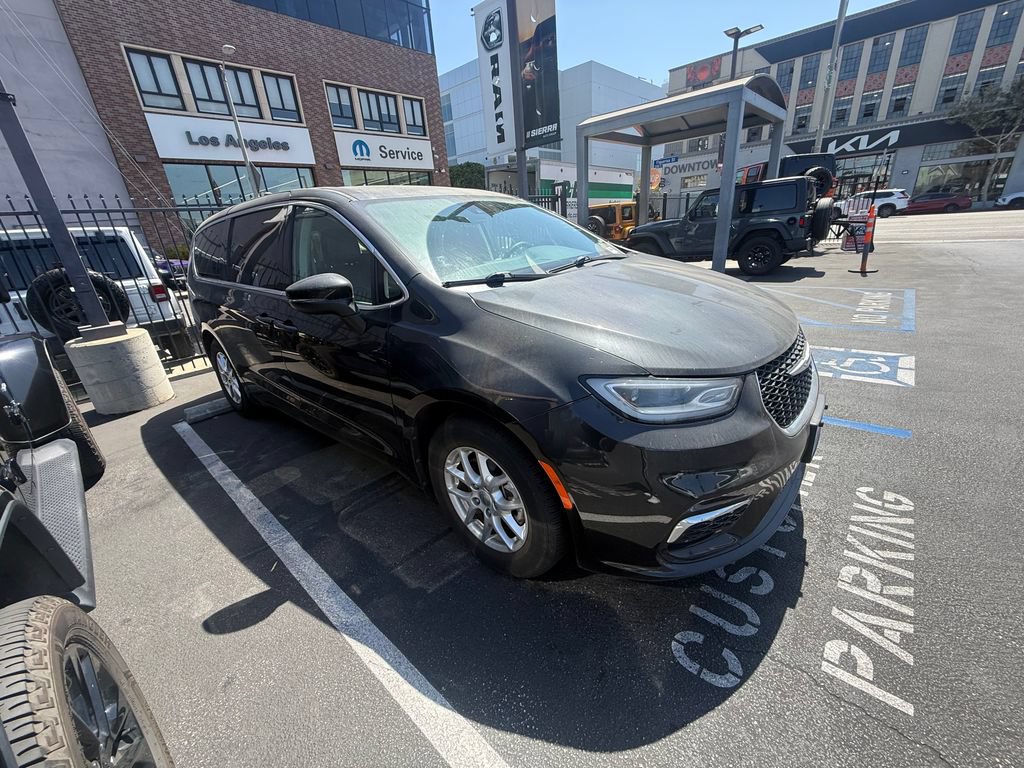 Used 2023 Chrysler Pacifica Touring-L FWD image 3