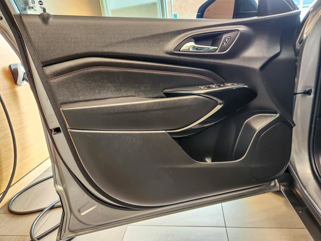 Used 2025 Chevrolet Trax RS w/ Sunroof Package FWD image 20