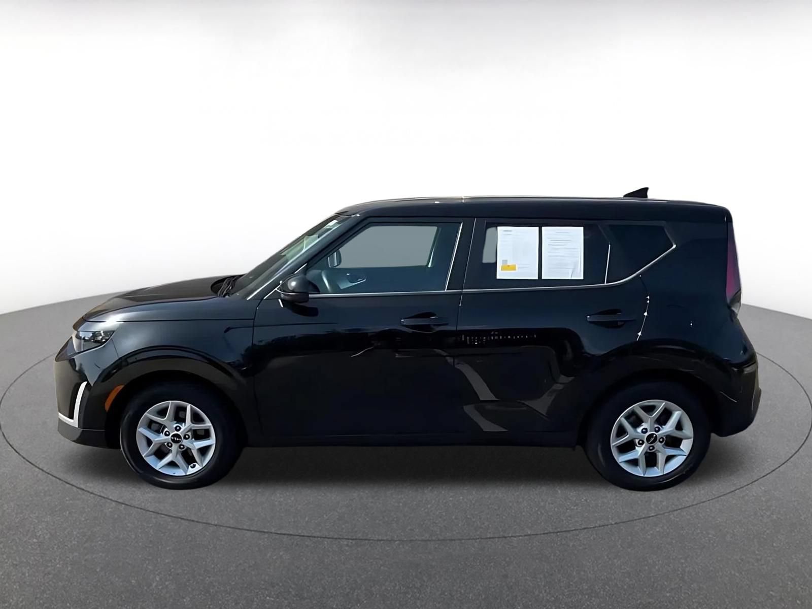 Used 2025 Kia Soul LX w/ LX Technology Package FWD image 8