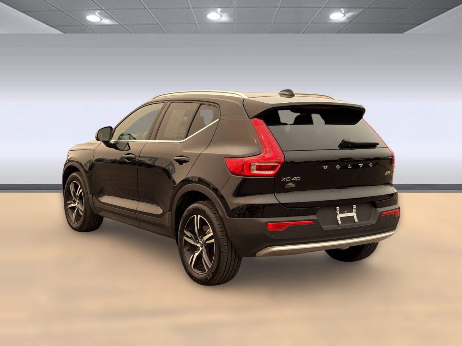 Used 2025 Volvo XC40 B5 Core AWD/4WD image 3
