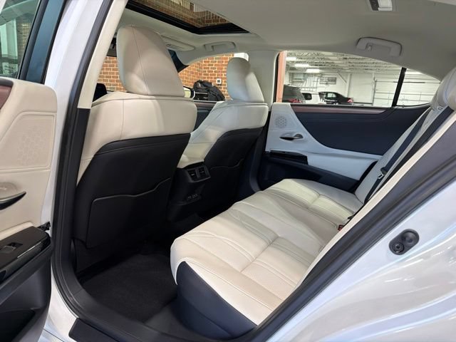 Used 2025 Lexus ES 300h w/ Technology Package FWD image 25