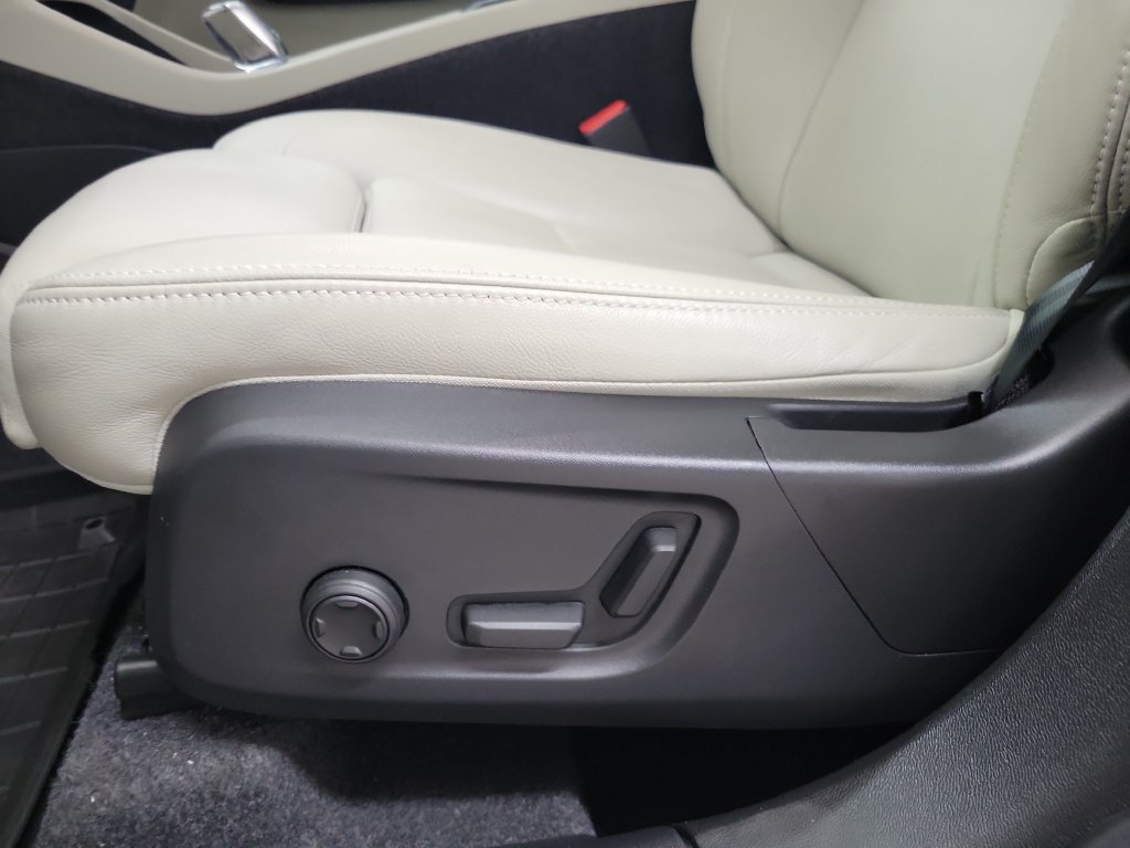 Used 2018 Volvo XC60 T5 Inscription w/ Convenience Package AWD/4WD image 5
