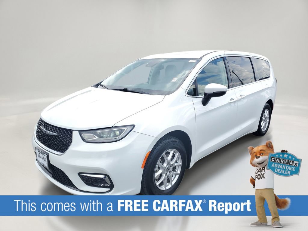 Used 2023 Chrysler Pacifica Touring-L FWD image 3