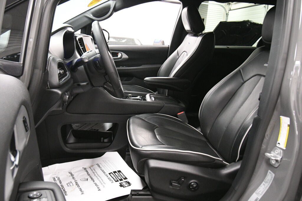 Used 2025 Chrysler Pacifica Limited FWD image 10