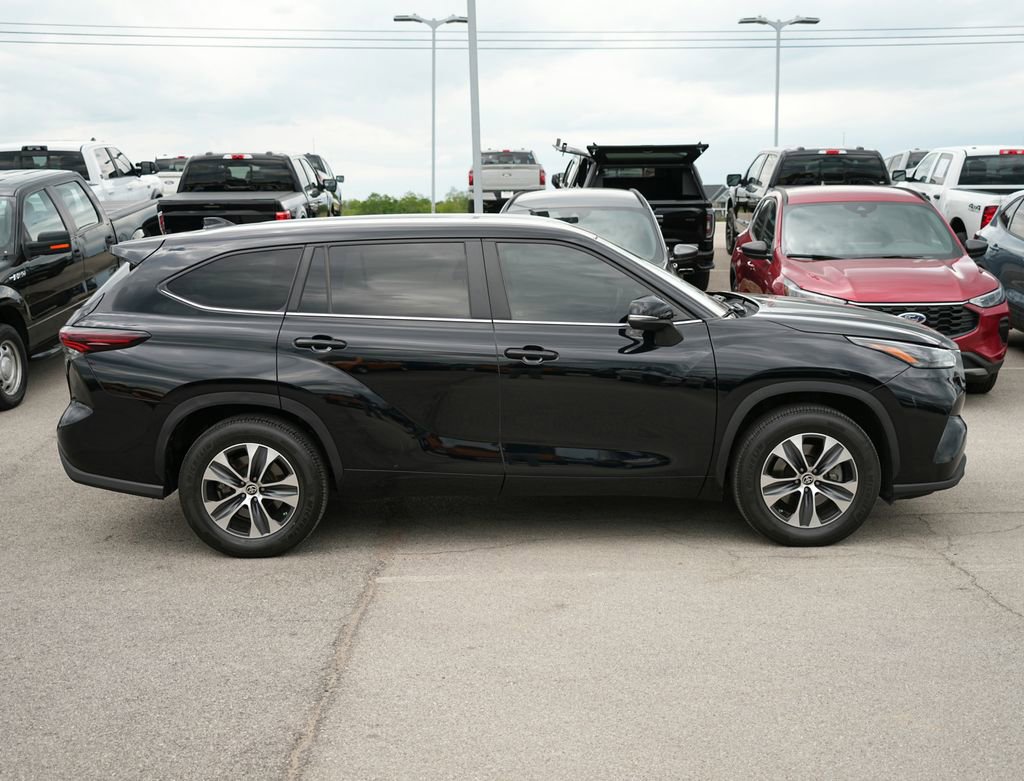 Used 2024 Toyota Highlander XLE FWD image 4