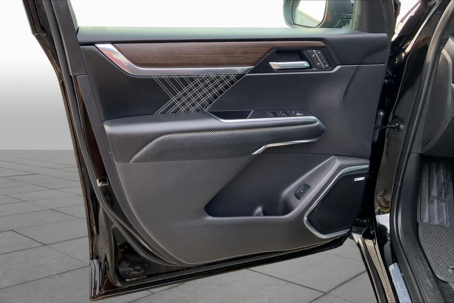Used 2025 GMC Acadia Denali FWD image 21