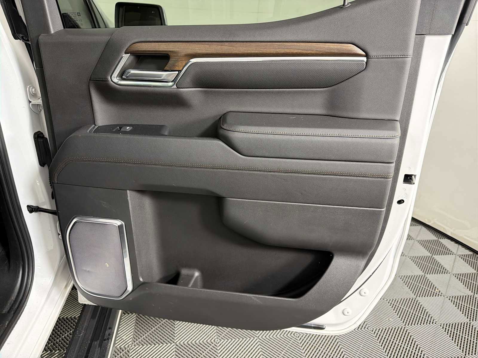 Used 2023 Chevrolet Silverado 1500 High Country w/ High Country Premium Package image 15