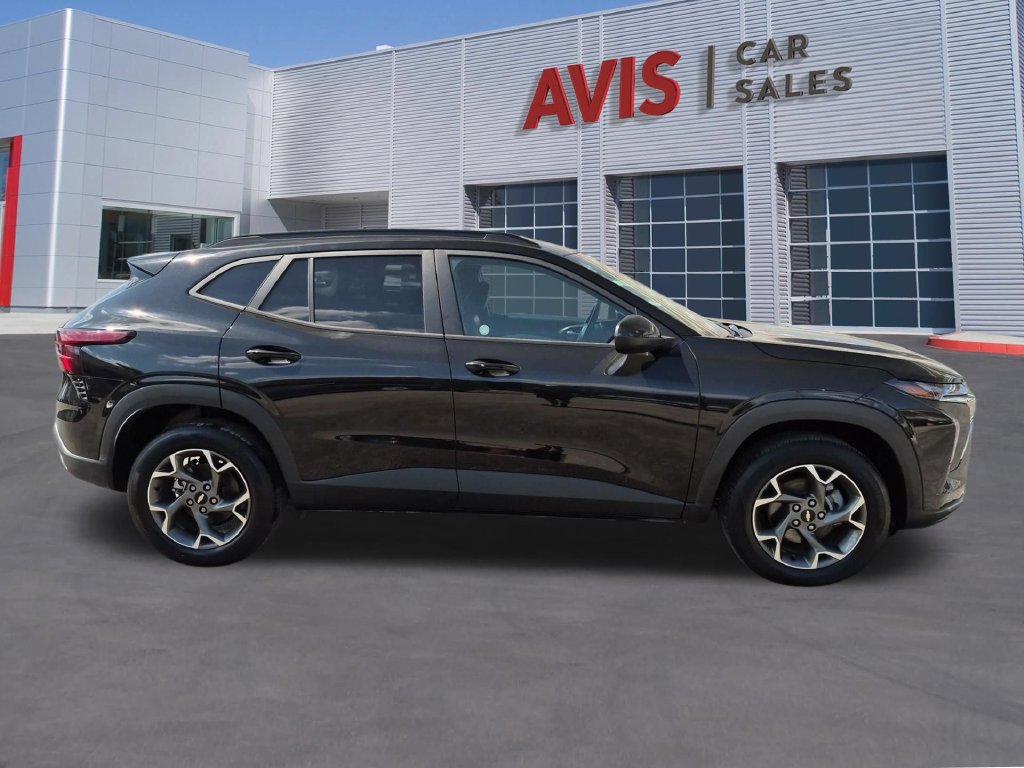 Used 2025 Chevrolet Trax LT w/ LT Convenience Package FWD image 5