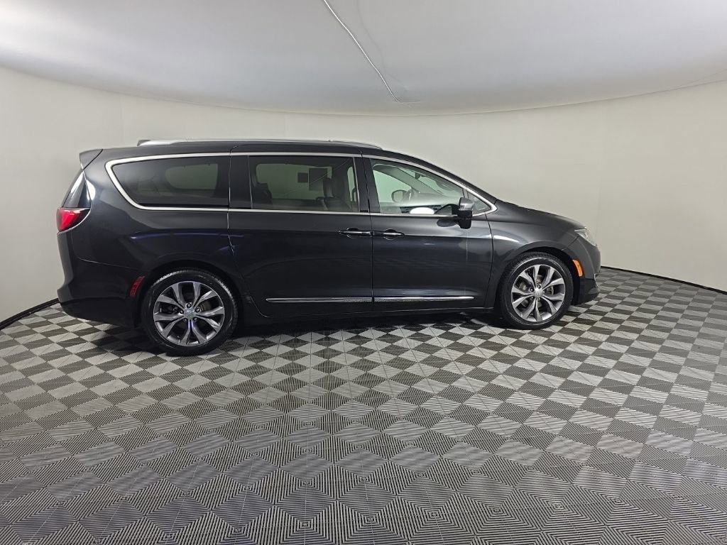 Used 2017 Chrysler Pacifica Limited image 6