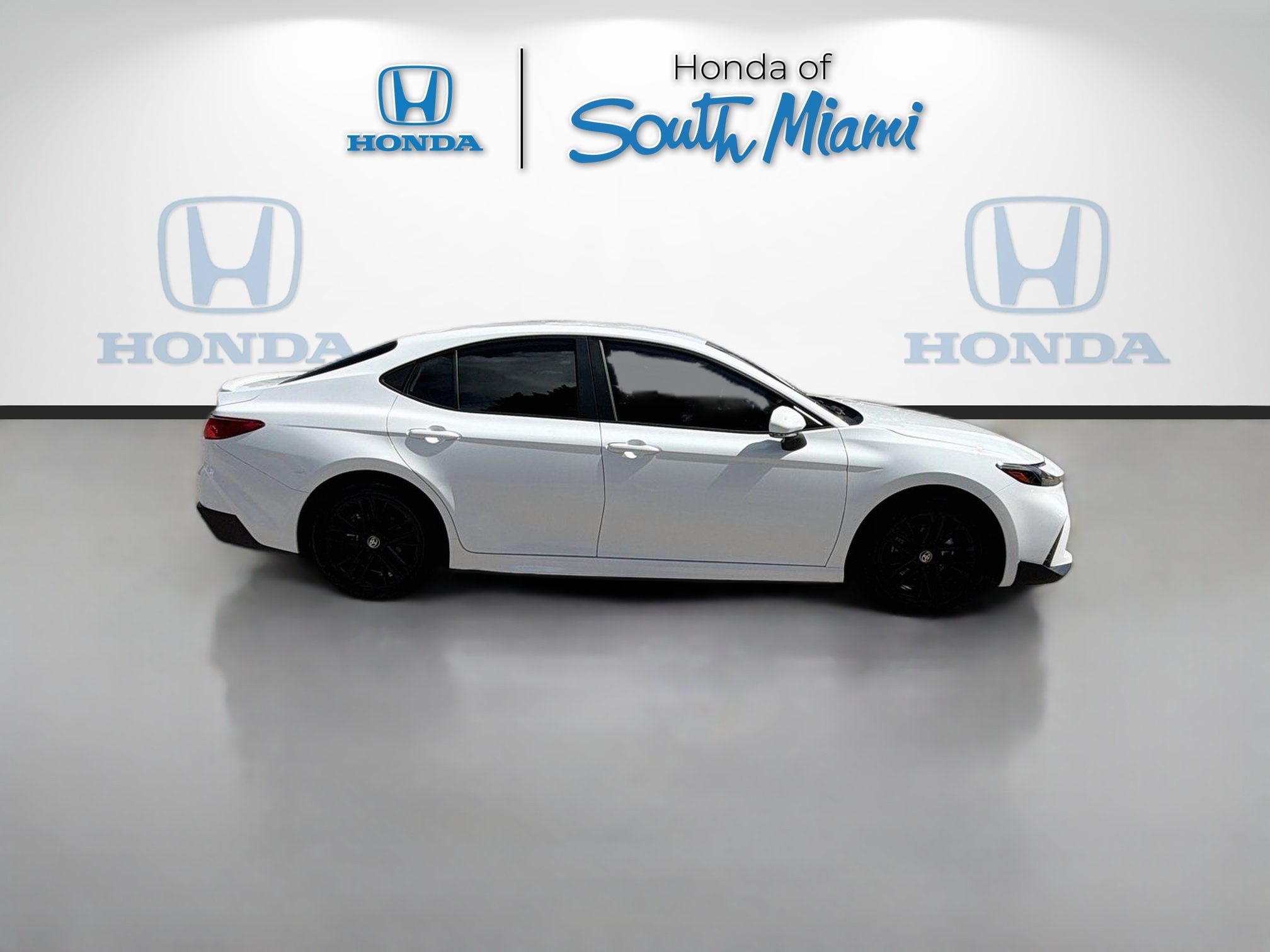 Used 2025 Toyota Camry SE FWD image 8