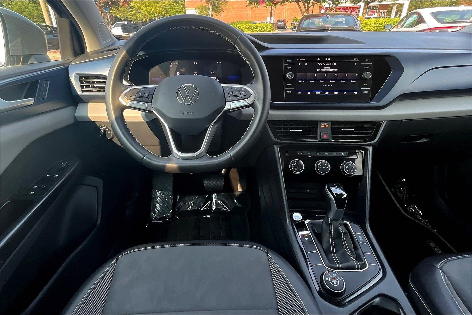 Used 2023 Volkswagen Taos SE w/ Panoramic Sunroof Package AWD/4WD image 5