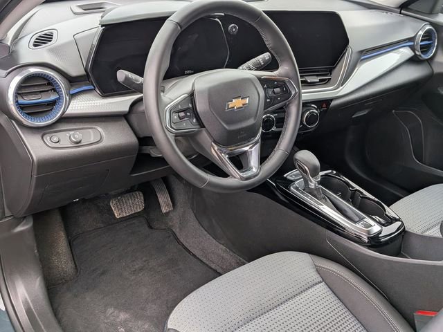 Used 2025 Chevrolet Trax LT w/ LT Convenience Package image 11