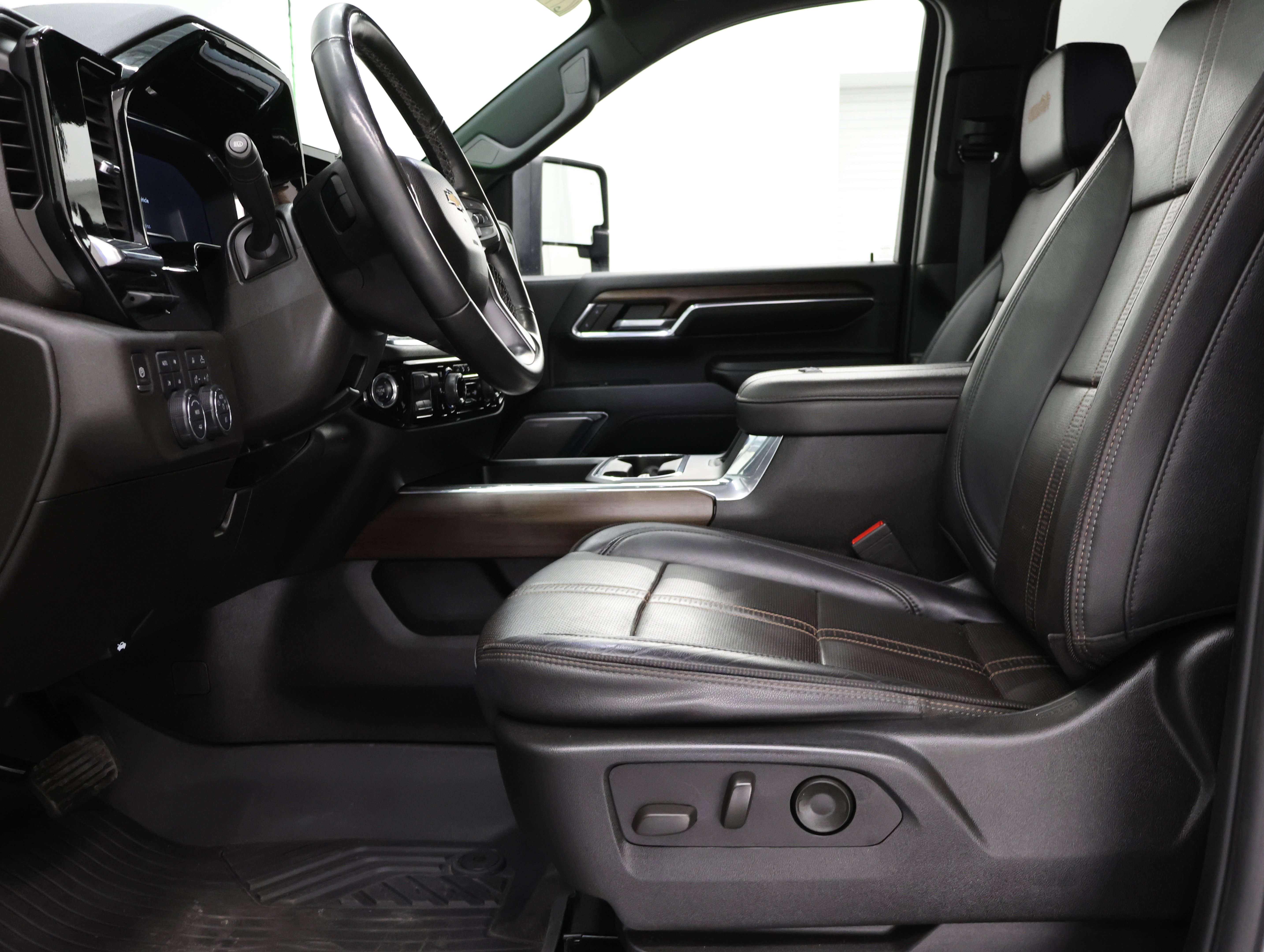 Used 2024 Chevrolet Silverado 3500 High Country w/ High Country Premium Package AWD/4WD image 8
