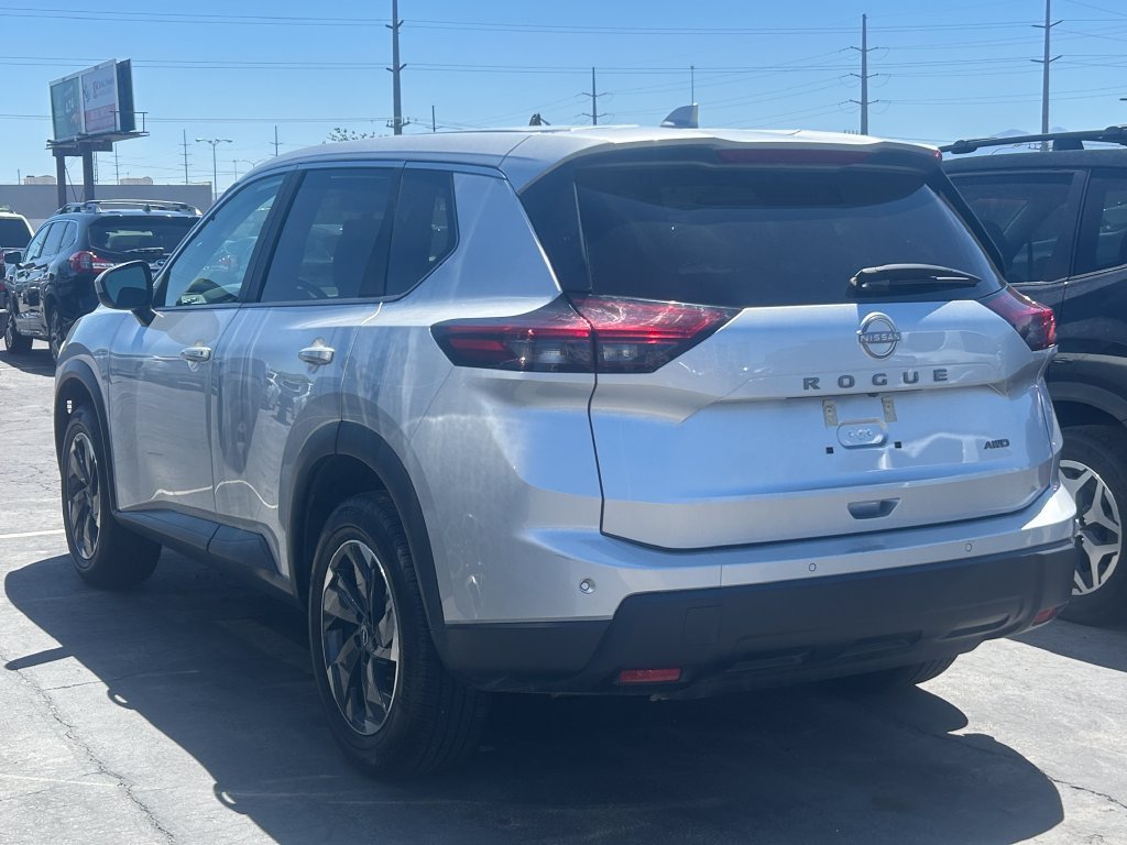 Used 2025 Nissan Rogue SV AWD/4WD image 4