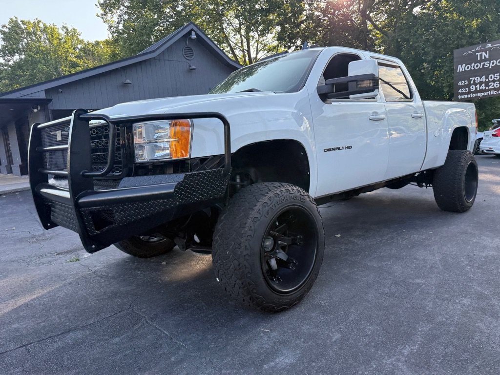 Used 2011 GMC Sierra 2500 Denali w/ Suspension Package, Off-Road AWD/4WD image 2