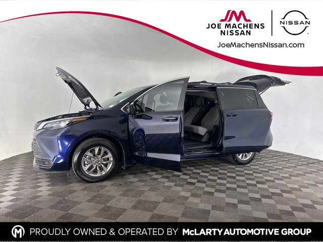 Used 2025 Toyota Sienna LE image 10