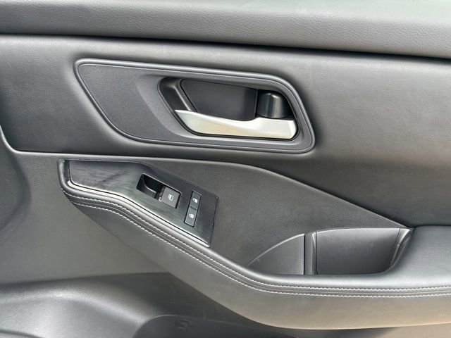 Used 2025 Nissan Rogue SV FWD image 14