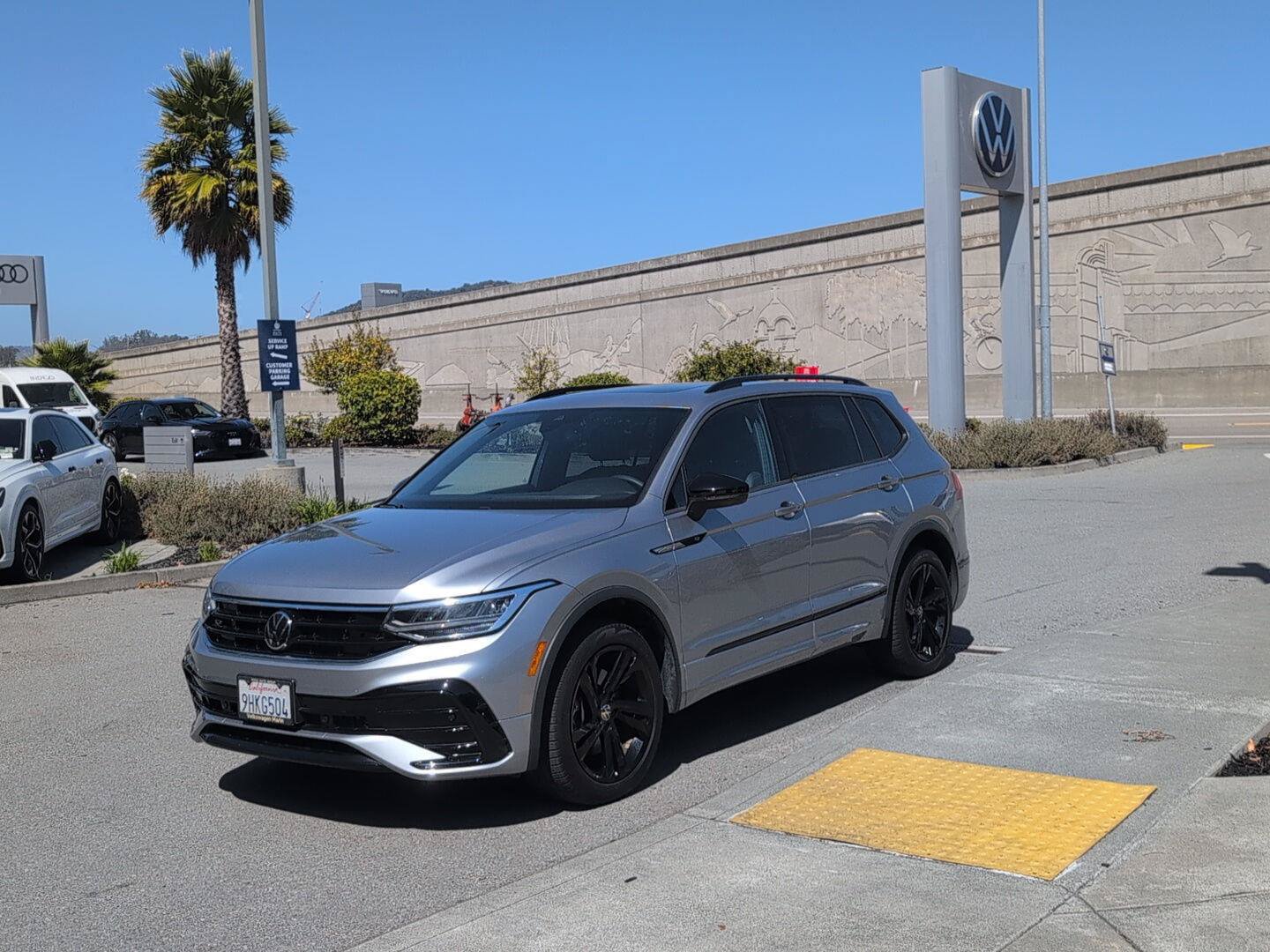 Used 2023 Volkswagen Tiguan SE R-Line AWD/4WD image 1