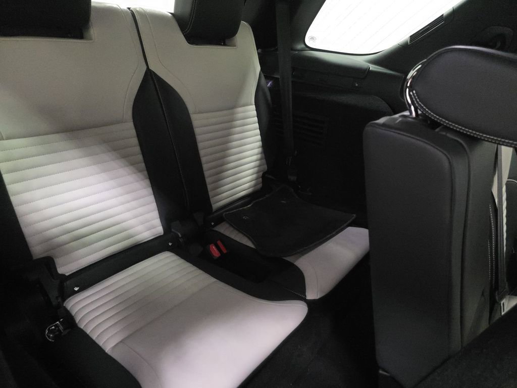 Used 2023 Land Rover Discovery Metropolitan Edition image 6