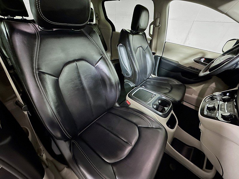 Used 2023 Chrysler Pacifica Touring-L image 28