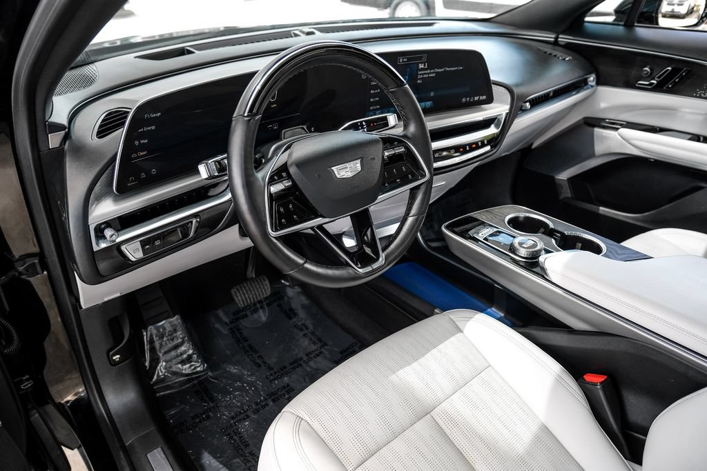 Used 2023 Cadillac Lyriq AWD image 2