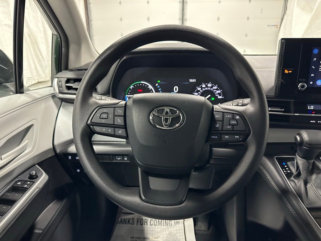 Used 2025 Toyota Sienna LE FWD image 18