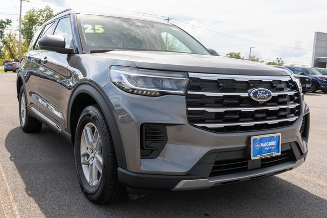 Used 2025 Ford Explorer Active AWD/4WD image 4