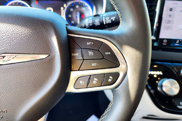 Used 2024 Chrysler Pacifica Touring-L FWD image 20