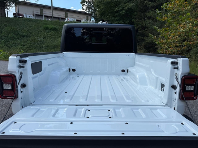New 2025 Jeep Gladiator Rubicon image 9