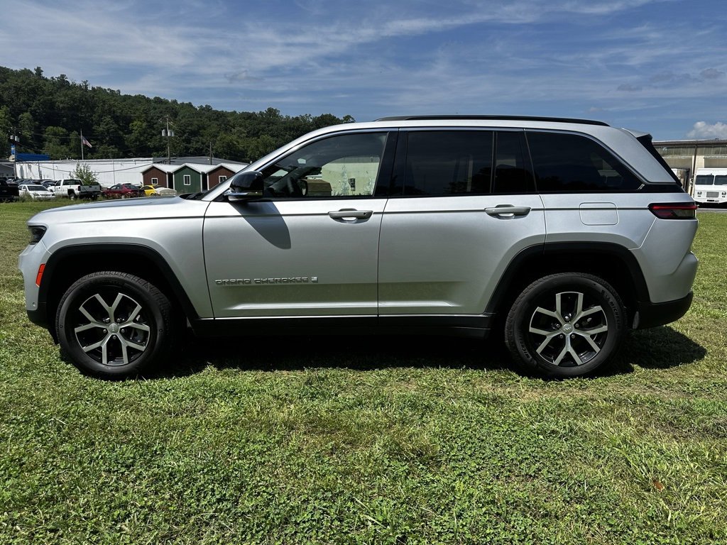 Used 2025 Jeep Grand Cherokee Limited w/ Luxury Tech Group II image 4