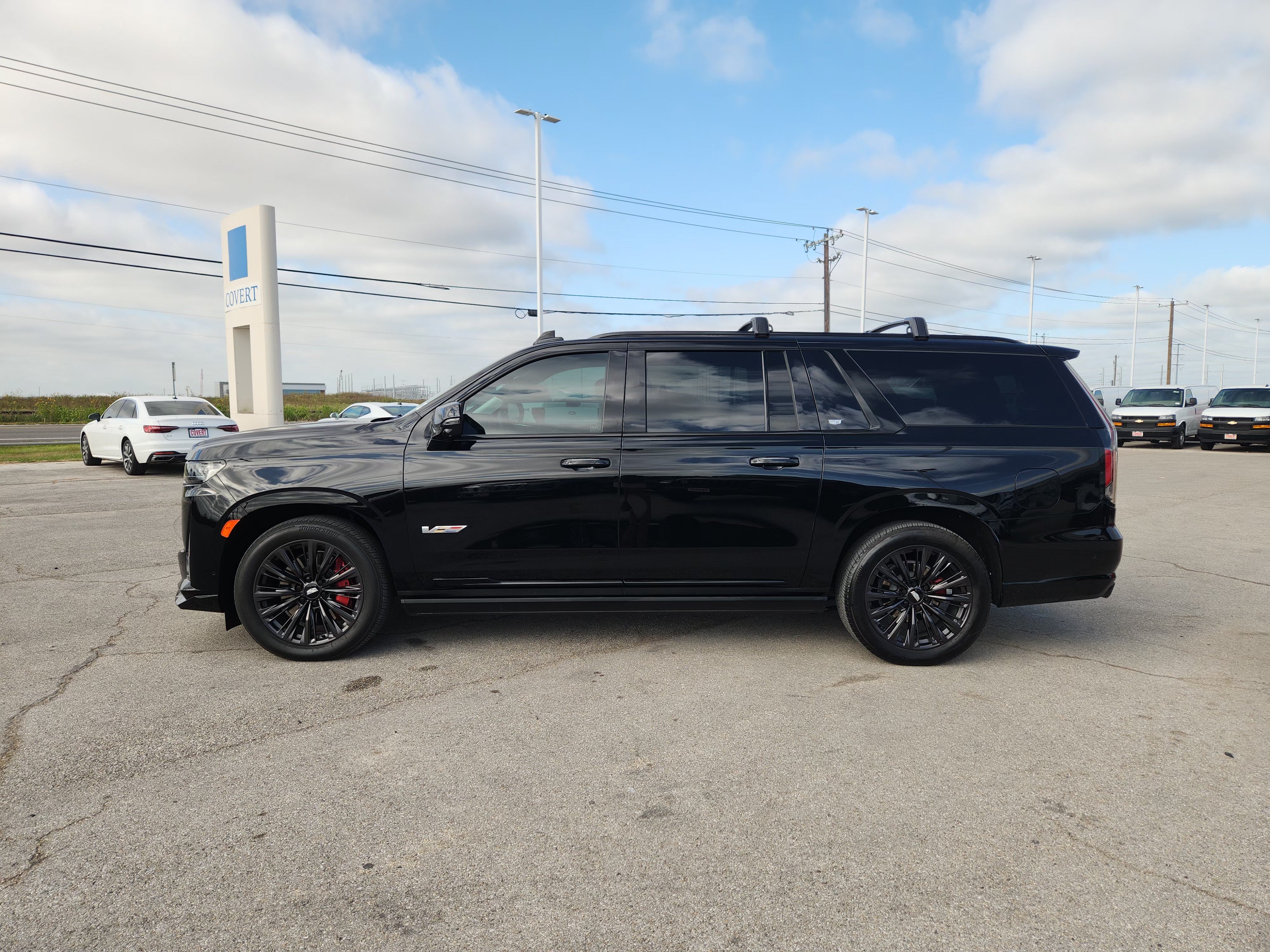 Used 2024 Cadillac Escalade ESV V w/ LPO, ONYX Package AWD/4WD image 4