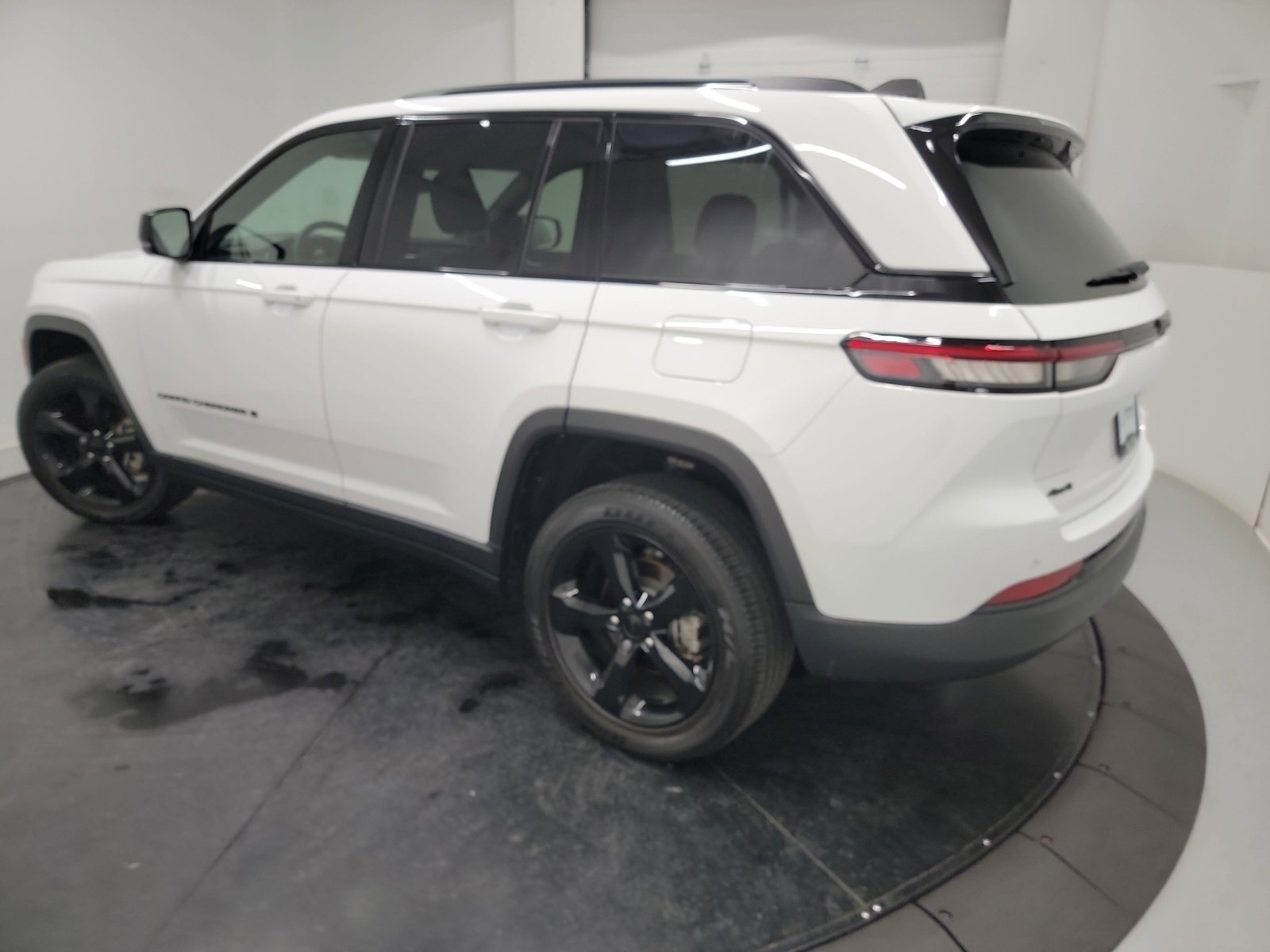 Used 2023 Jeep Grand Cherokee Altitude AWD/4WD image 6
