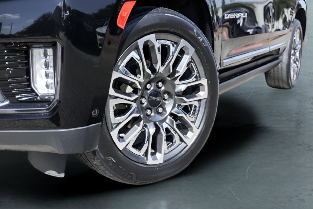 Used 2023 GMC Yukon Denali Ultimate AWD/4WD image 4