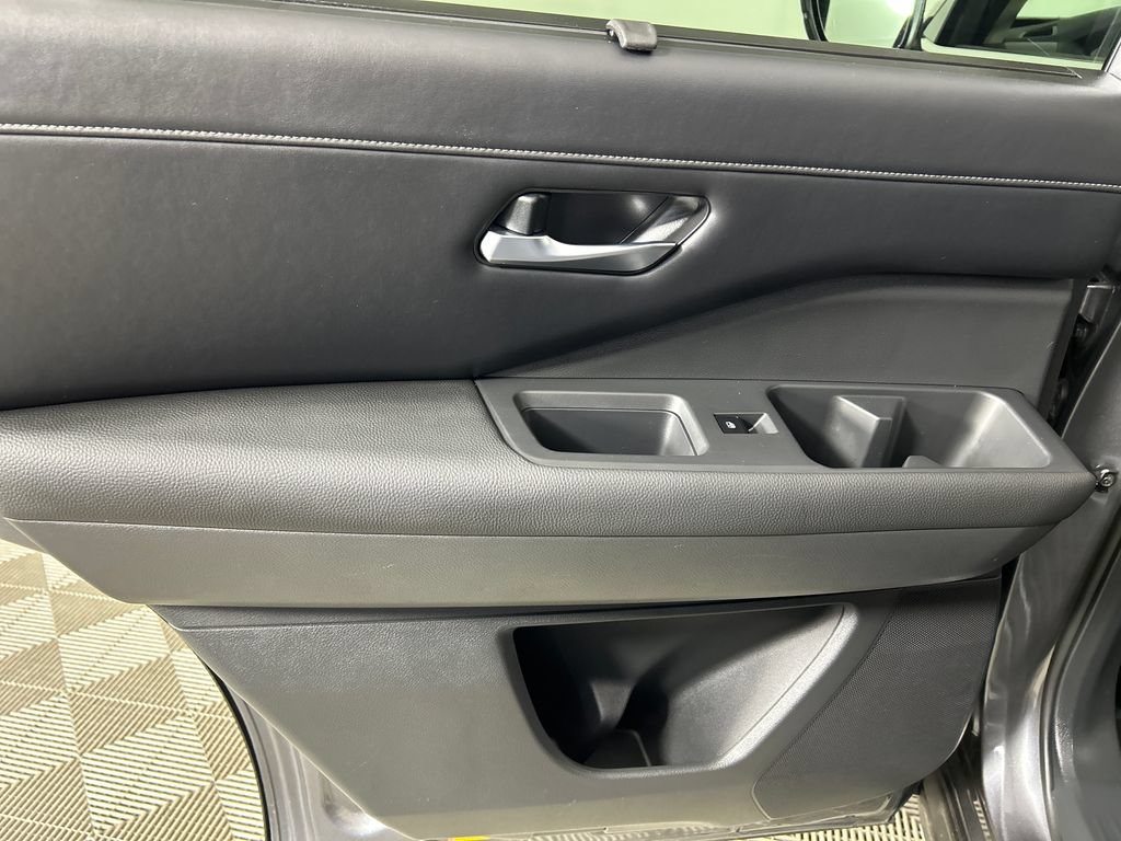 Used 2023 Nissan Pathfinder SL AWD/4WD image 16