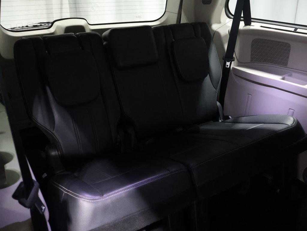 Used 2013 Chrysler Town & Country Touring image 20