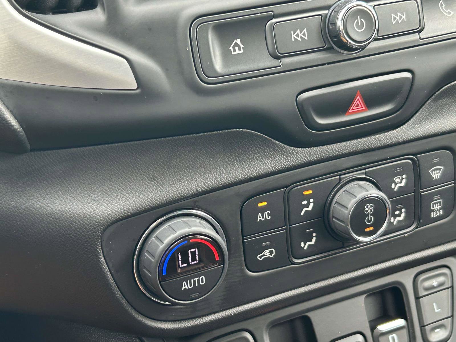 Used 2021 GMC Terrain SLE w/ Driver Convenience Package image 28