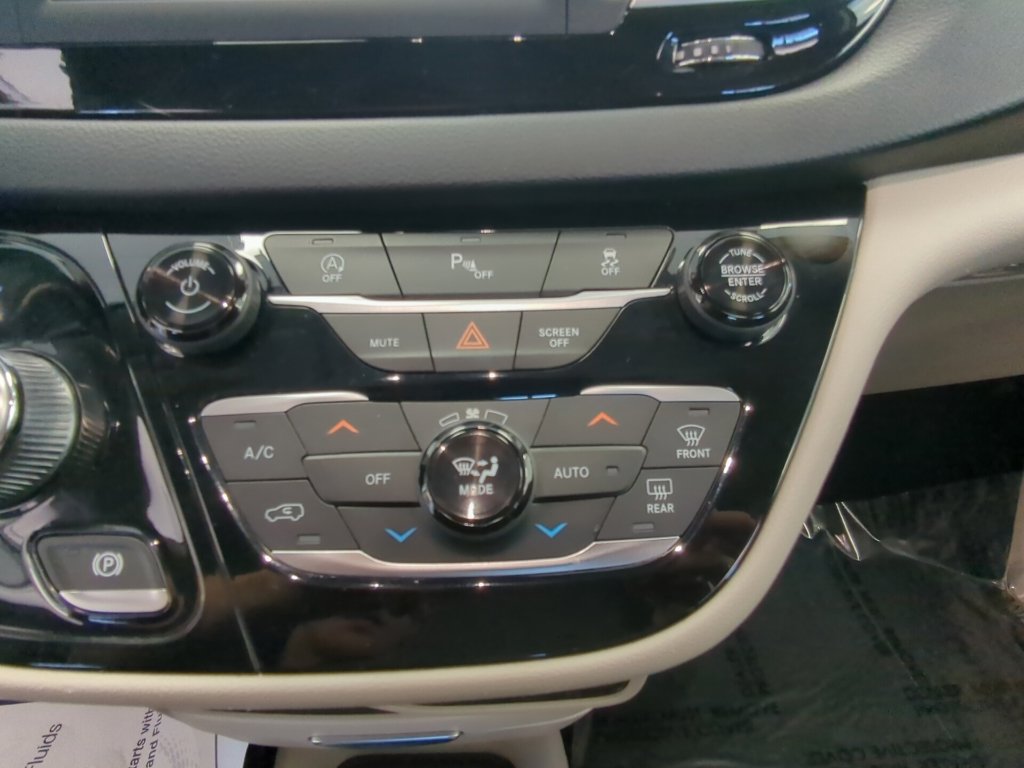 Used 2020 Chrysler Pacifica Touring-L FWD image 30