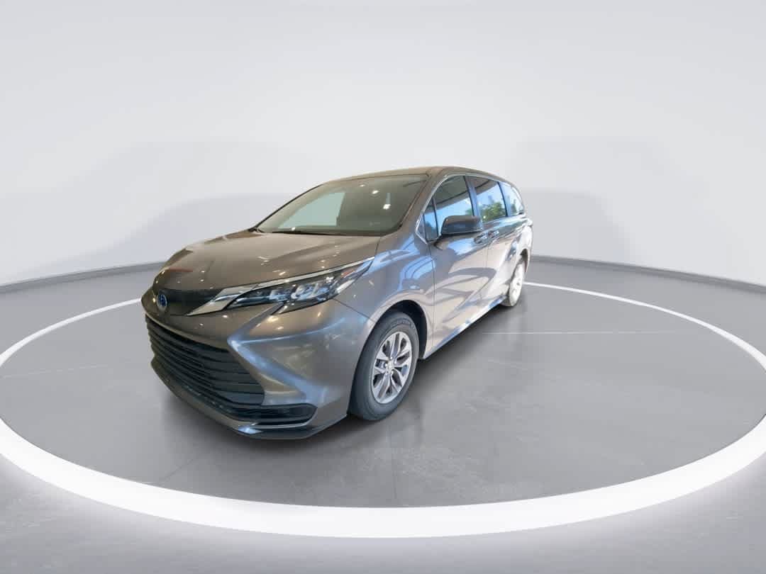 Certified 2024 Toyota Sienna LE FWD image 4