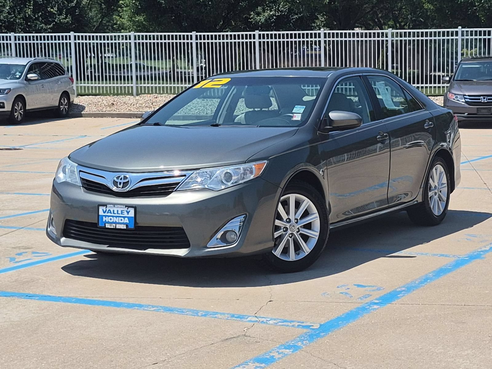 Used 2012 Toyota Camry XLE w/ Leather Pkg FWD image 2