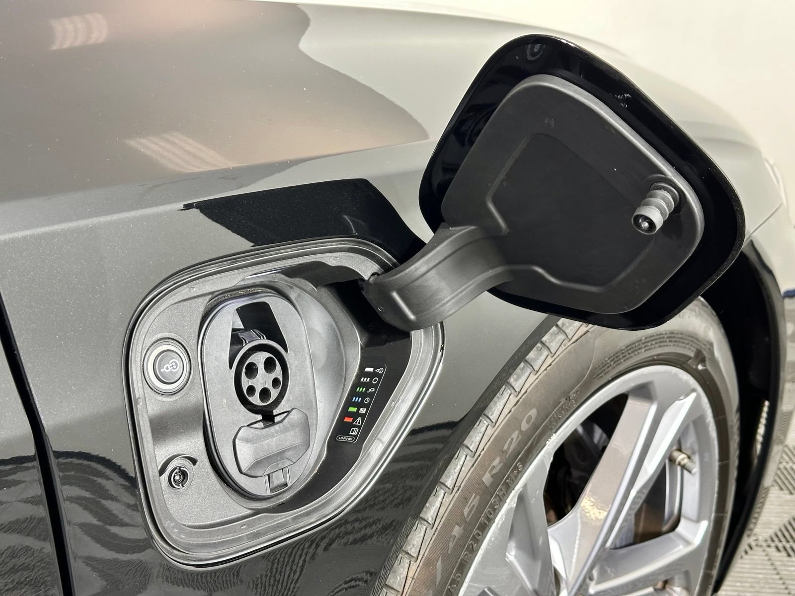 Used 2024 Audi e-tron GT Premium Plus AWD/4WD image 36