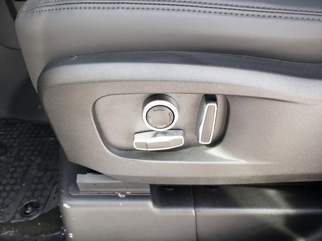 New 2026 Land Rover Defender 130 X-Dynamic SE image 19