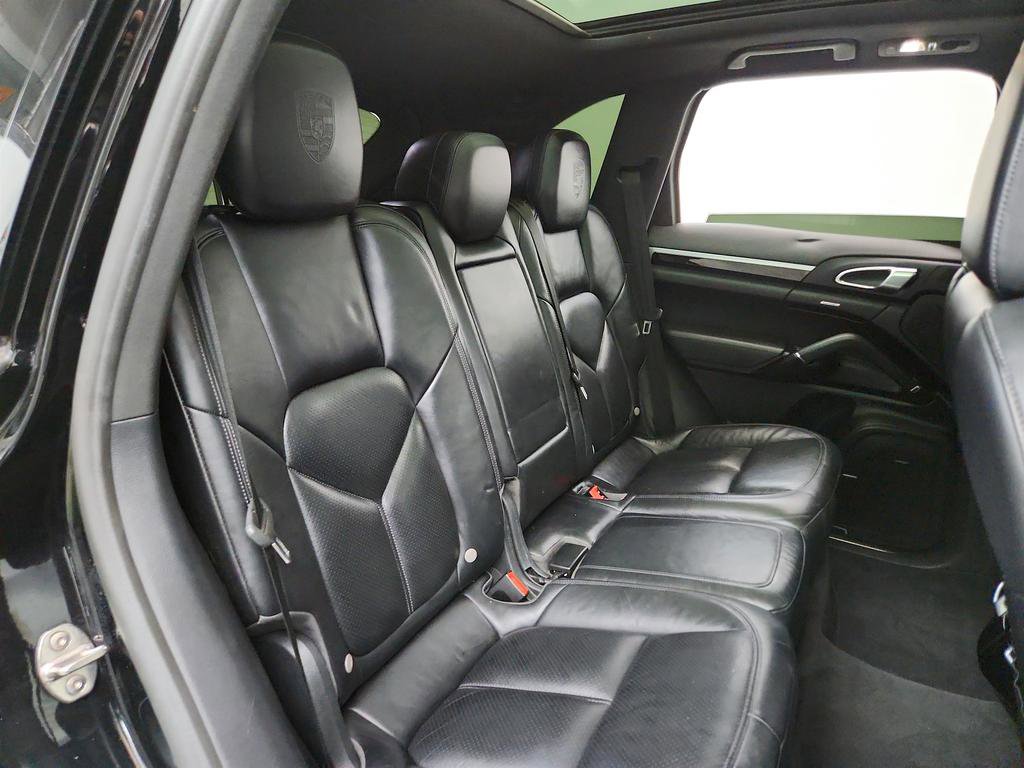 Used 2017 Porsche Cayenne Platinum Edition image 31