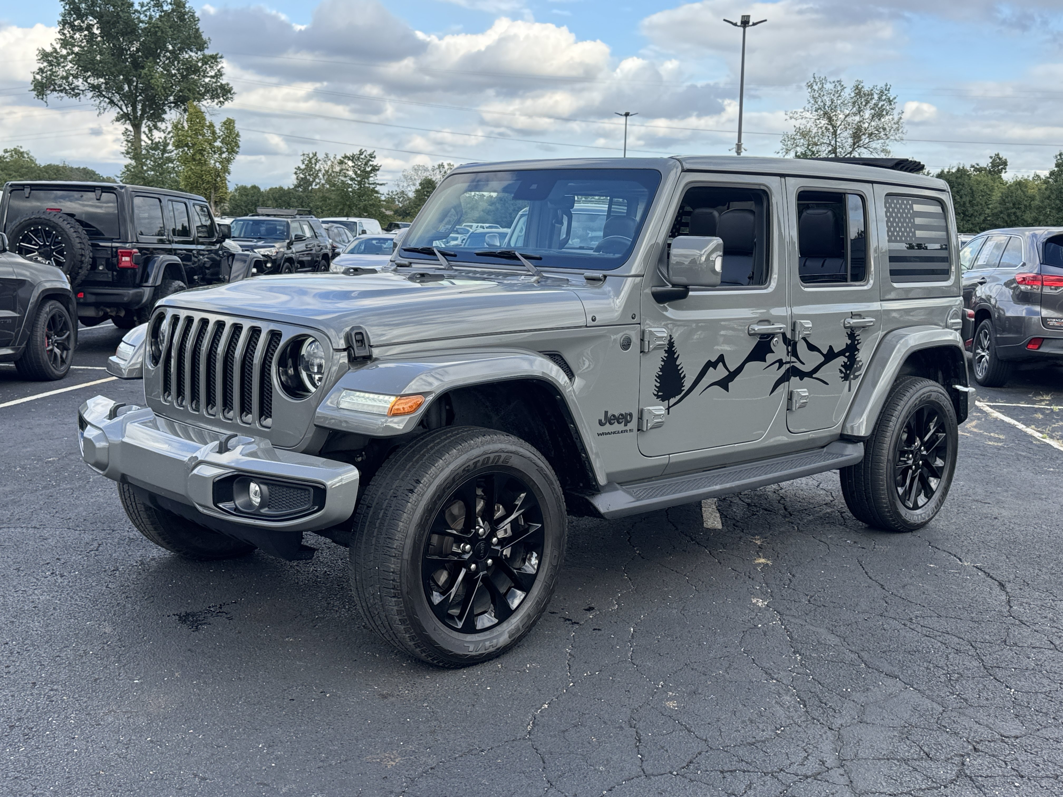 Used 2023 Jeep Wrangler Unlimited Sahara AWD/4WD image 32