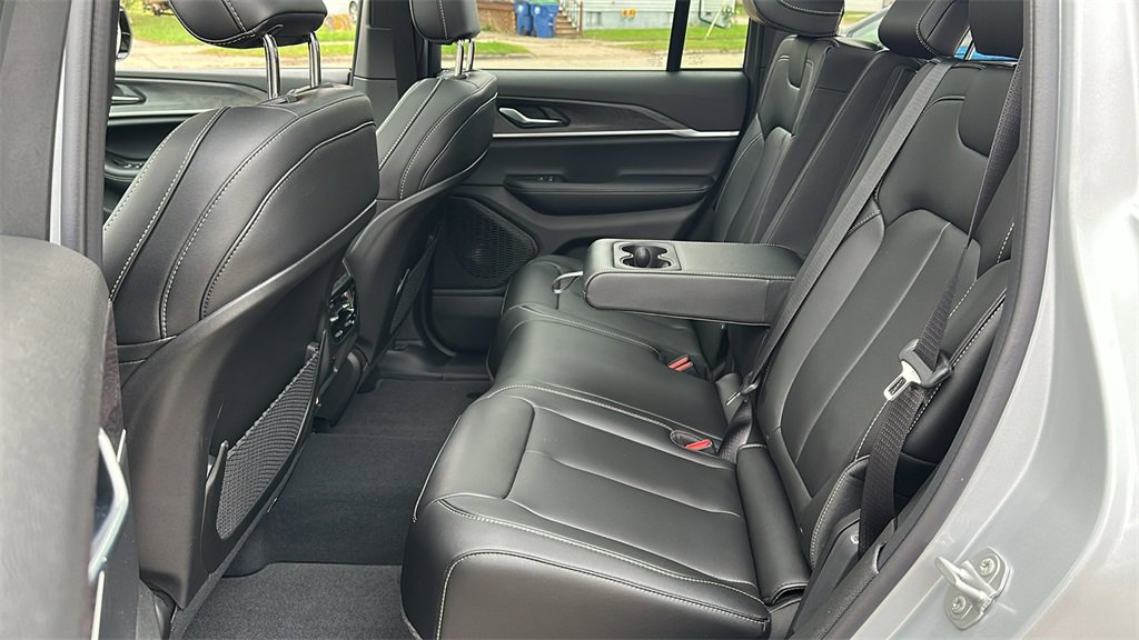 New 2025 Jeep Grand Cherokee Limited w/ Black Appearance Package image 26