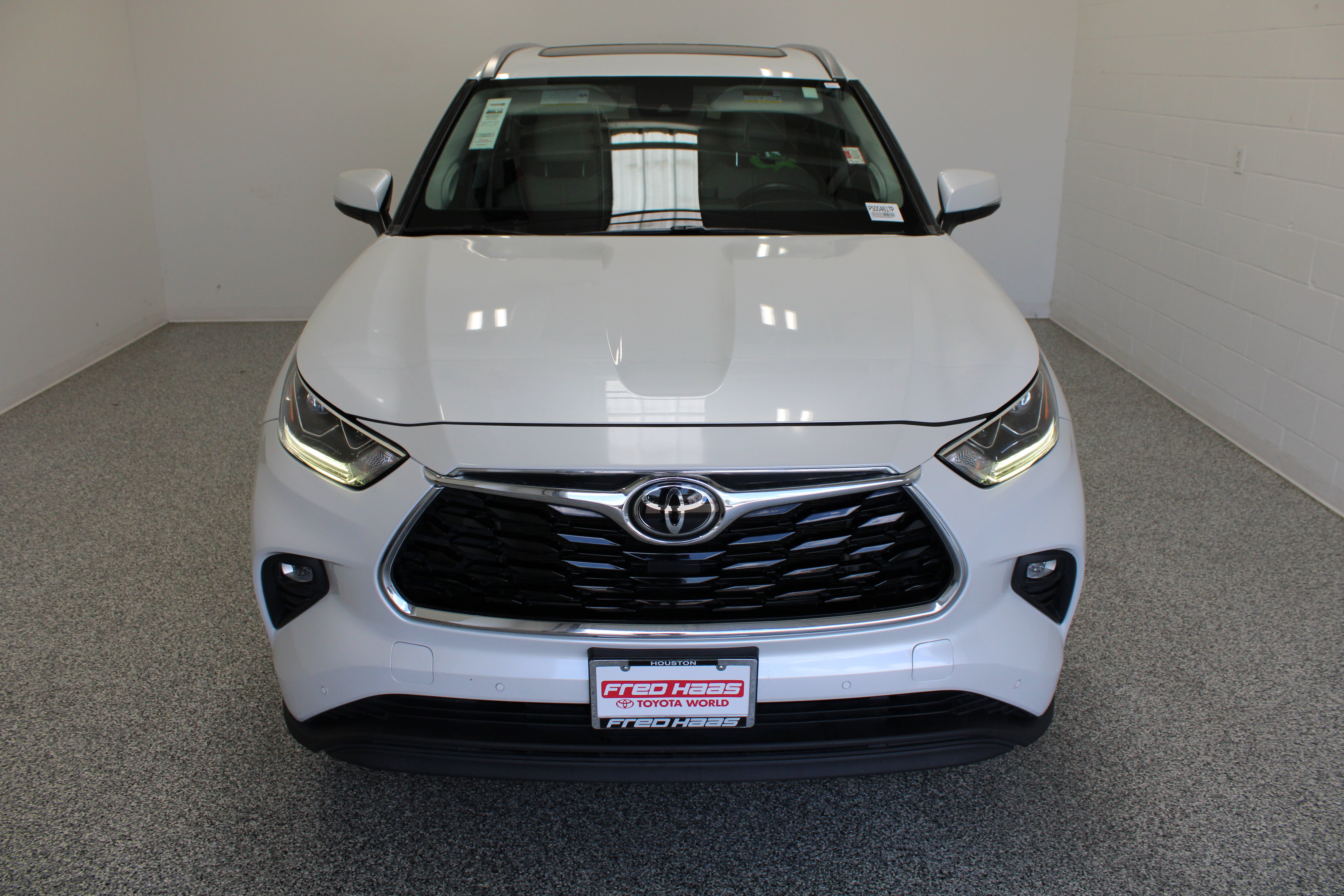 Used 2023 Toyota Highlander Limited FWD image 3